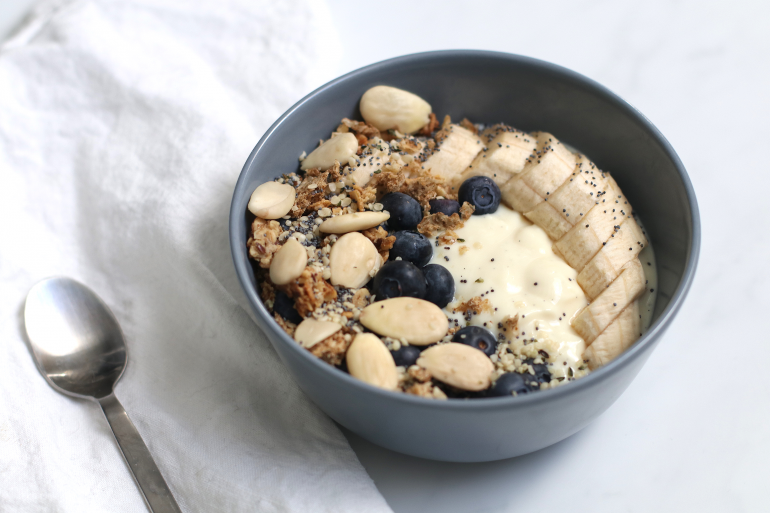 Breakfast Bowl yogurt, mirtilli e frutta secca Love Veg
